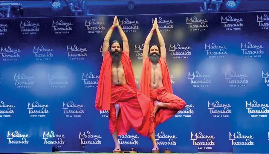 2.-Swami-Ji-with-Wax-Figure