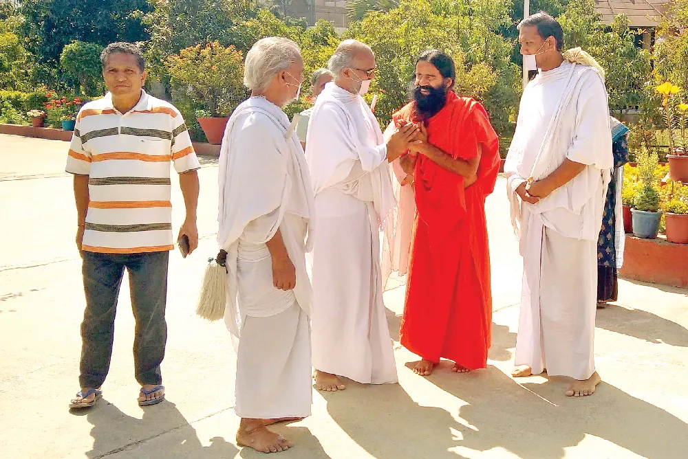 Swami-Ramdev-Ji-&-Jain-Muni